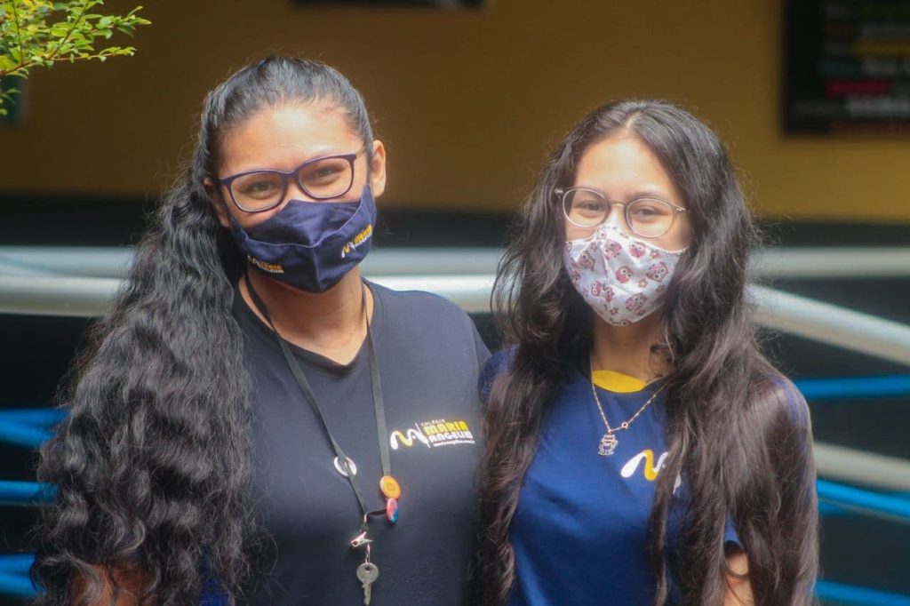 Professora Izaura Guedes junto com a sua filha, e aluna da escola.